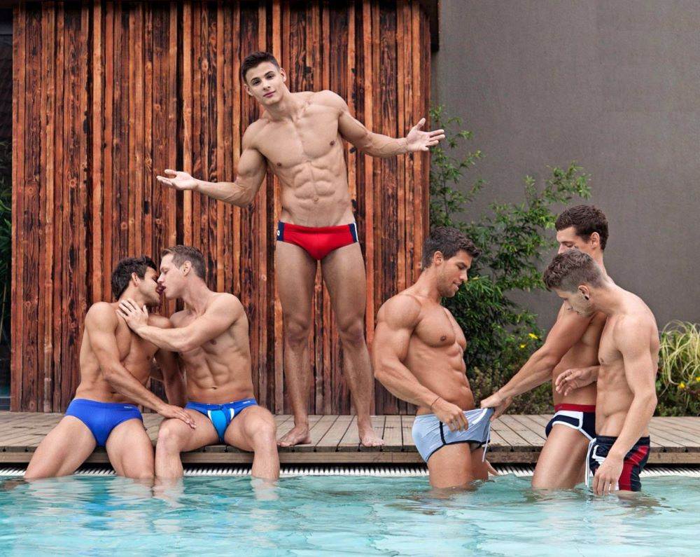 волосатые геи в бассейне фото 56