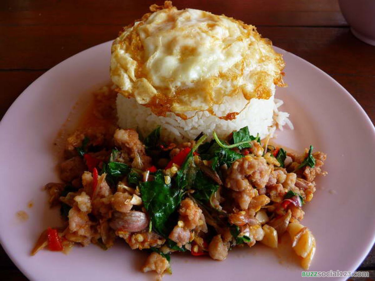 ข้าวกระเพราหมูสับไข่ดาว