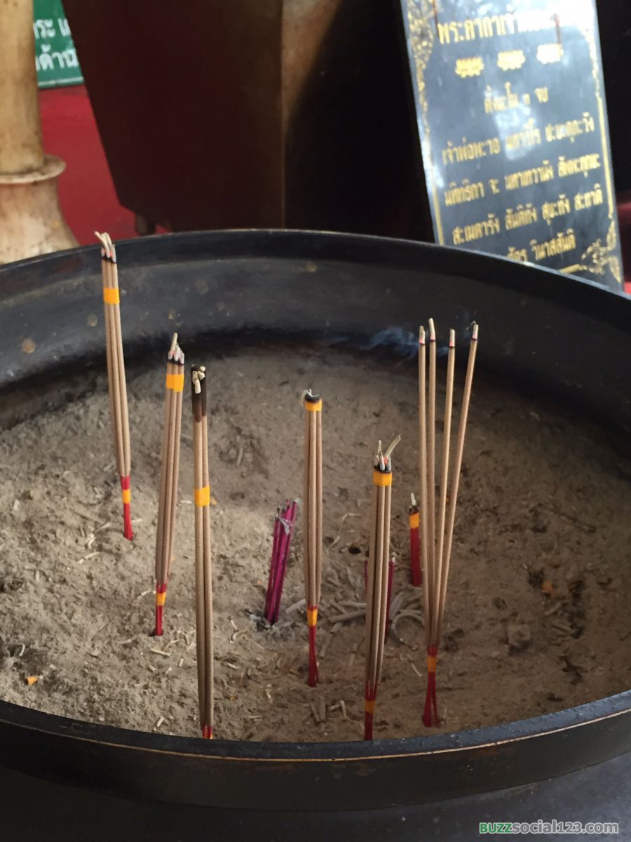 จุดธูปไหว้พระ