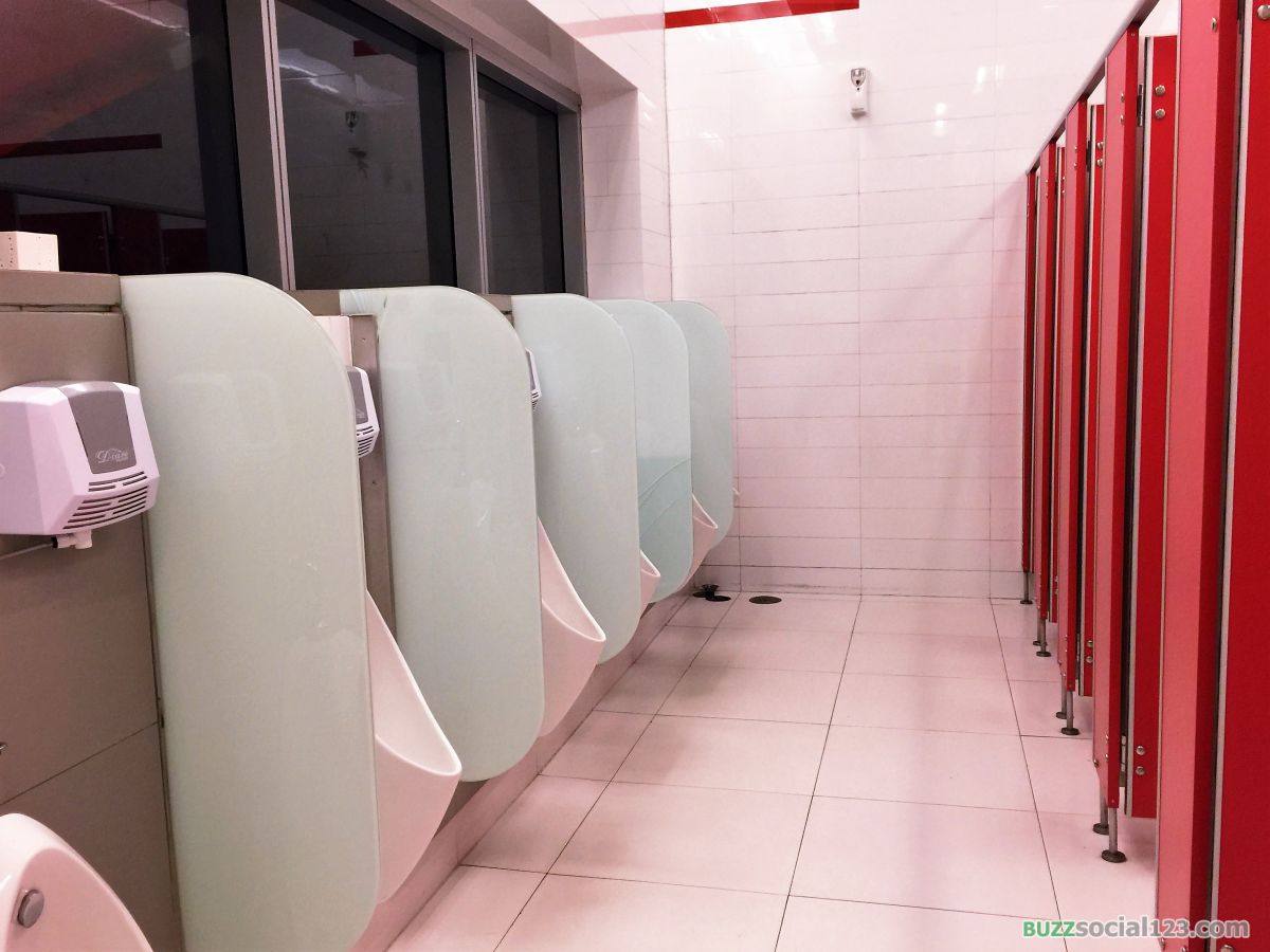 ห้องน้ำชายสาธารณะ