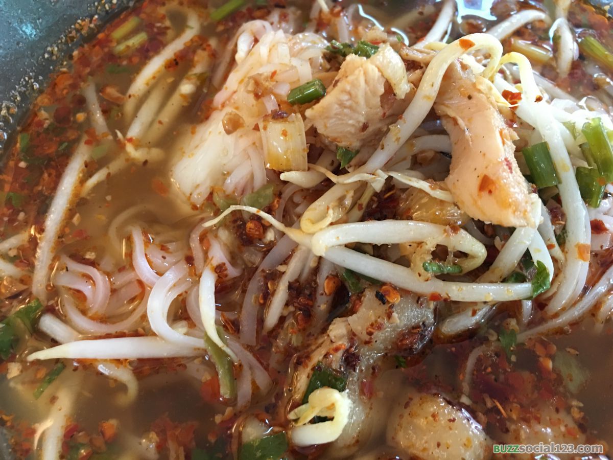 ก๋วยเตี๋ยวไก่ต้มยำ