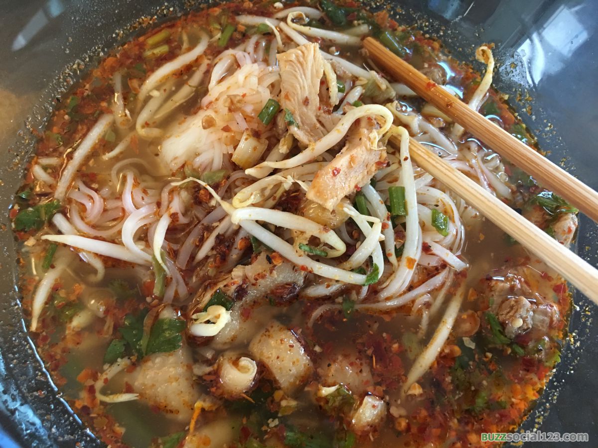 ก๋วยเตี๋ยวไก่ต้มยำ