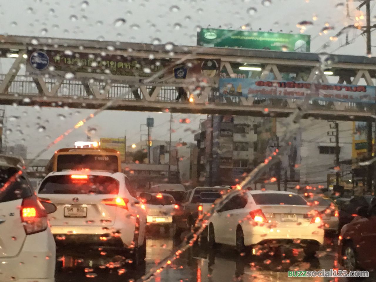 ฝนตก รถติด
