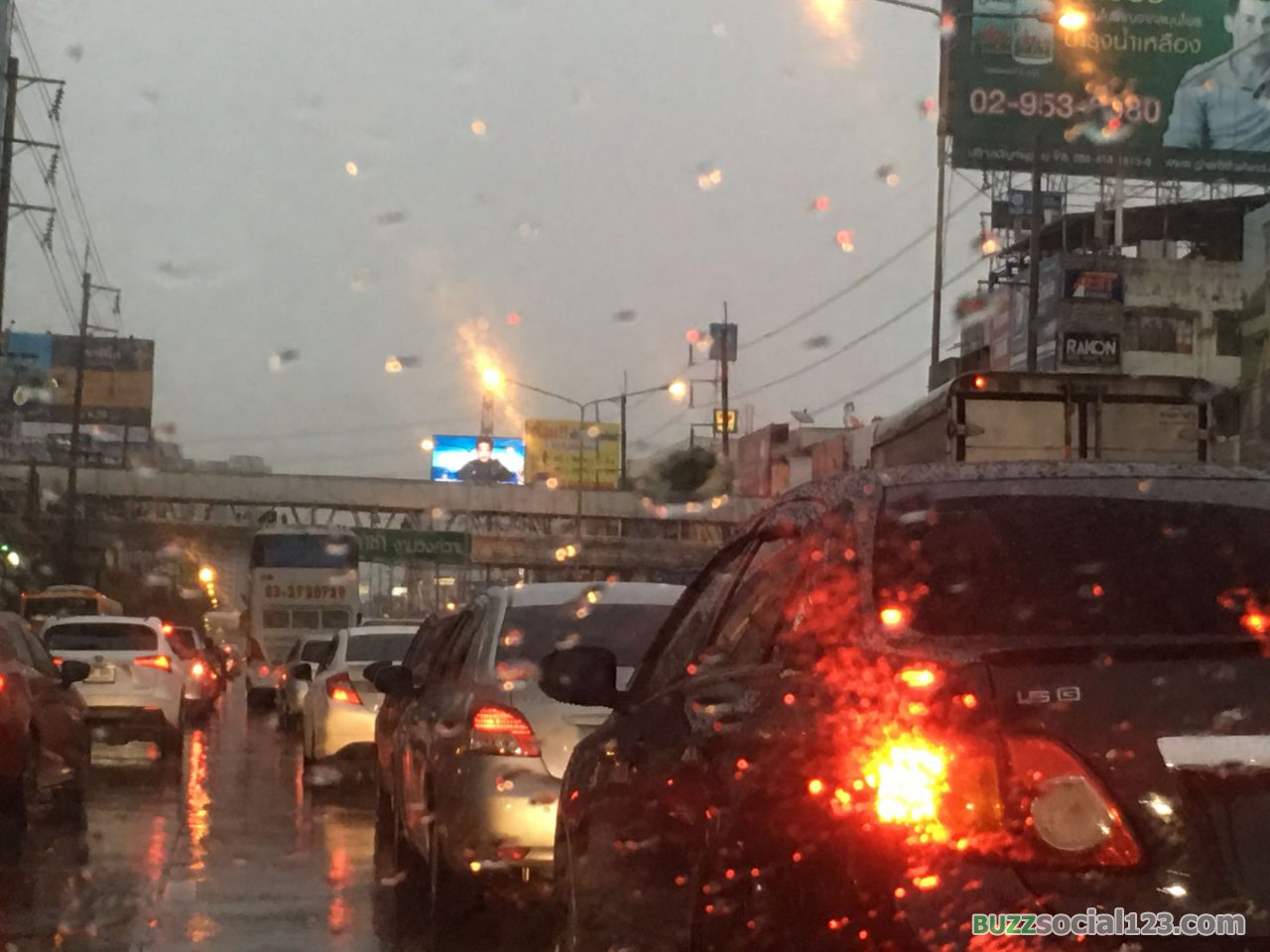 ฝนตก รถติด