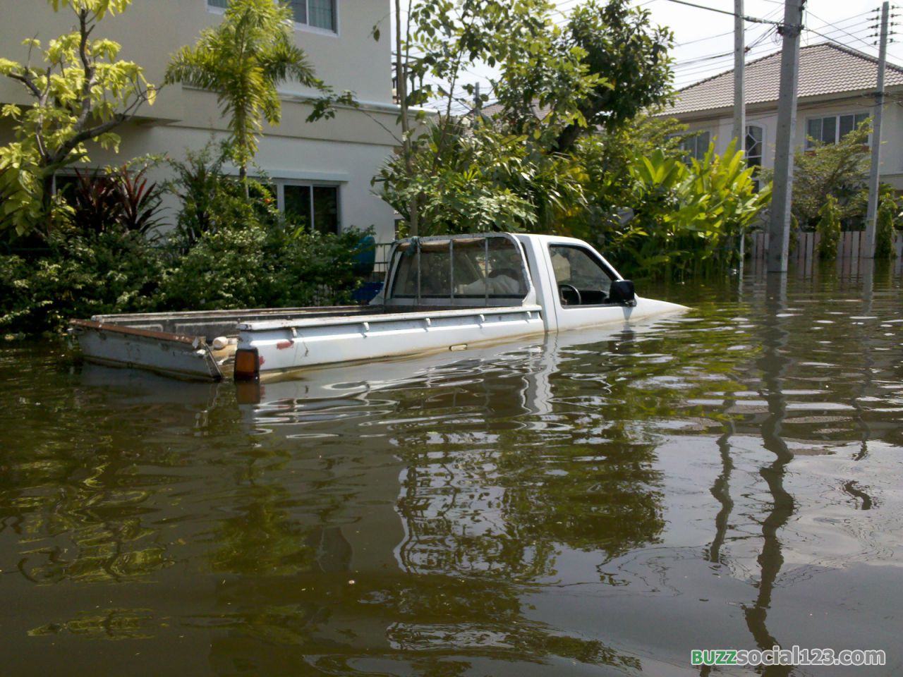 น้ำท่วมรถ