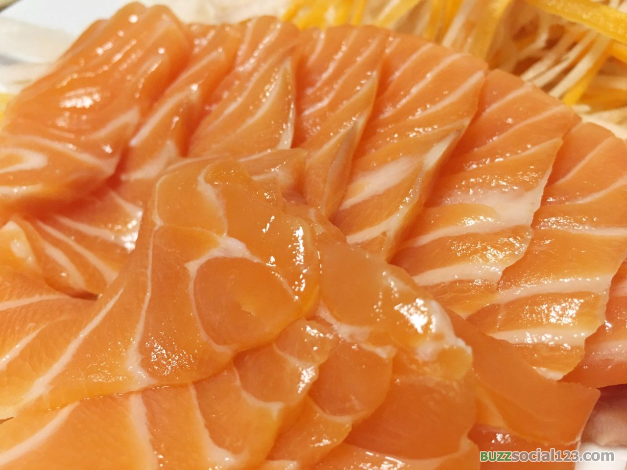 แซลมอนซาซิมิ