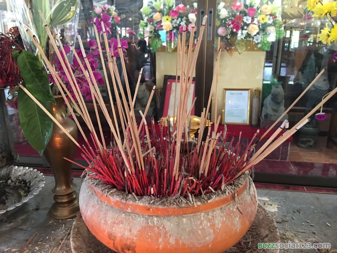 จุดธูปเทียนบูชาพระ