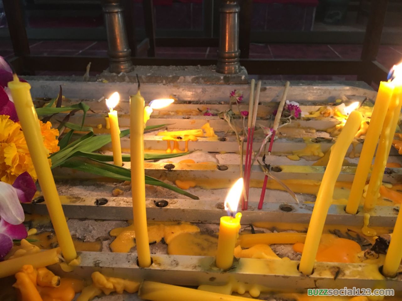 จุดธูปเทียนบูชาพระ