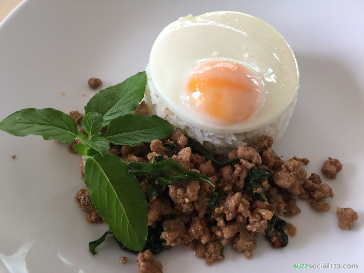 ข้าวกะเพราไข่ดาว