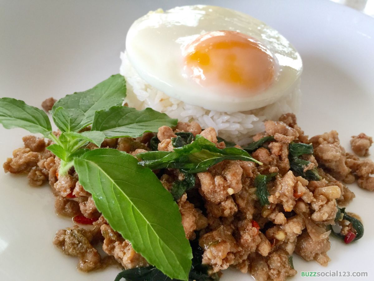 ข้าวกะเพราไข่ดาว