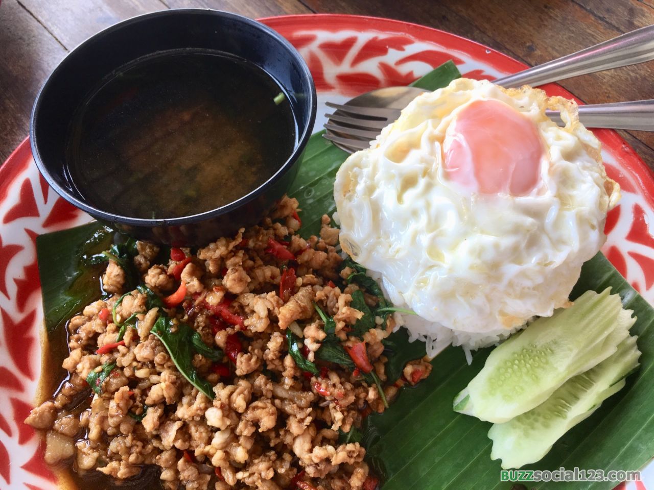 ข้าวกระเพราหมูสับไข่ดาว