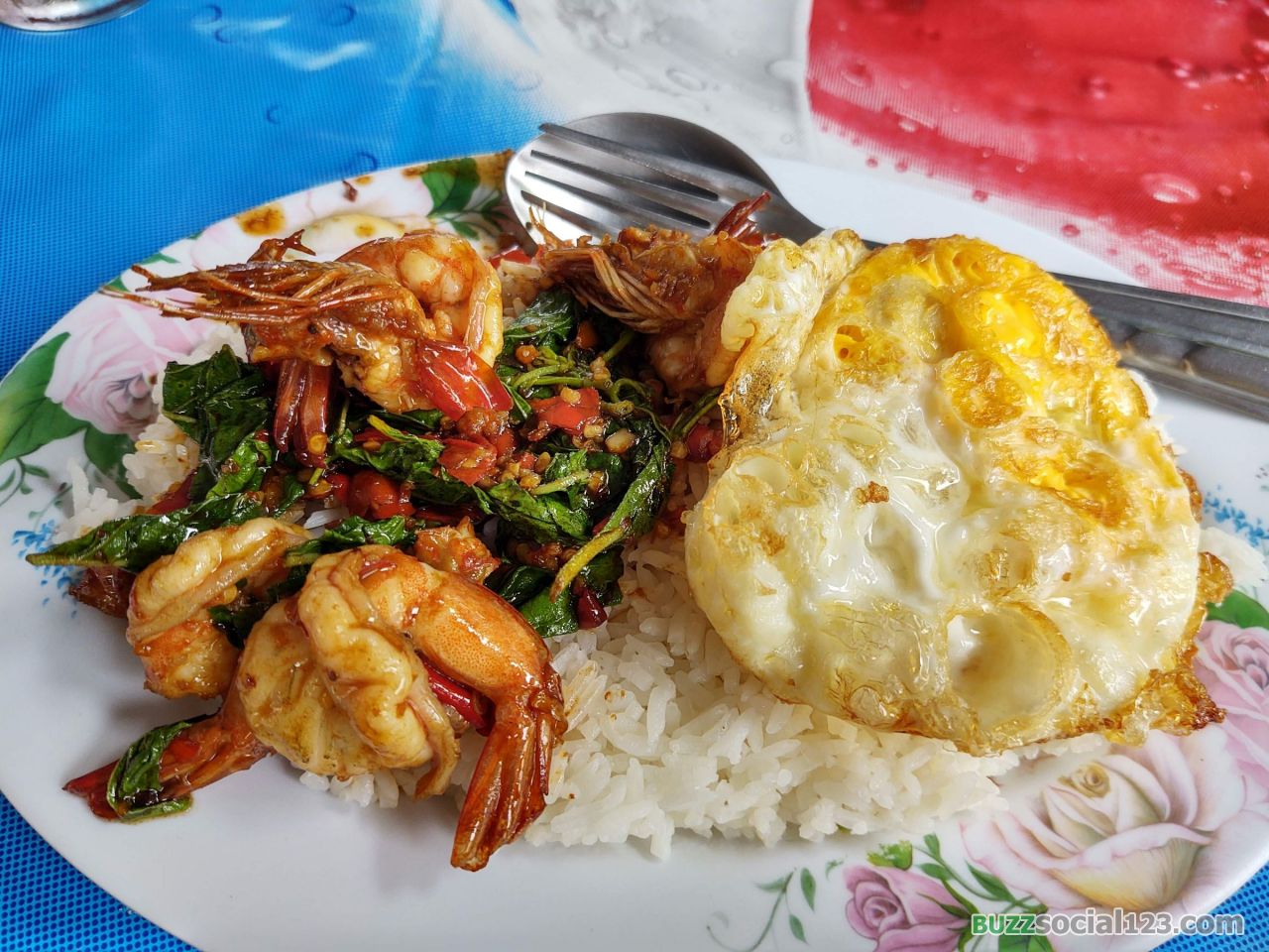 ข้าวกะเพรากุ้ง