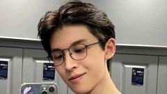 เปิดวาร์ป อู๋ ฉีหลิน หนุ่มแว่นหล่อ อวดหุ่นแซ่บ ทรงดีมาก