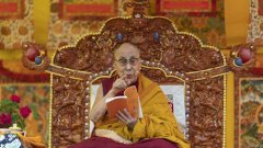เหมาะสม!? โลกออนไลน์แห่ดราม่า "องค์ดาไลลามะองค์ที่" 14 ผู้นำศาสนาพุทธแห่งทิเบต หยอกล้อจุ๊บปาก-ดูดลิ้นกับเด็กชาย