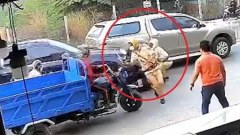 ตำรวจจราจรโดนรถชนเต็มๆลากไปกับพื้นยาวๆ [เวียดนาม]