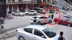 หนุ่มดวงดีกระโดดหลบรถที่พุ่งมาชนพ้น [จีน]