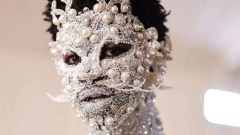เล่นใหญ่ทุกปี! "Lil Nas X" นักร้องแร็ปเปอร์ชื่อดัง ปรากฏตัวในลุคหน้ากากน้องแมว ประดับเพชร-คริสตัล ทั้งตัวสร้างความฮือฮาในงานได้ทุกปี