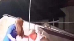 ชาวบ้านรีบห้าม หลังลุงหื่นพุ่งปล้ำ สาวนักเต้นบนเวที