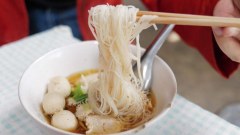 หนุ่มชายแท้! ฉุดหนักโพสต์บอกแค่จะมา "กินก๋วยเตี๋ยว" ทำไมต้องพกปืนมาขู่ด้วยจ้องยิงกันด้วย