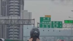 พบสาวใส่จีสตริงบนทางถนน