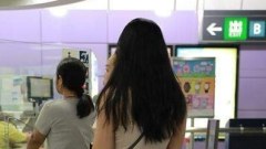 ชาวเน็ตฮือฮา สาวใส่กางเกงรัดตูด เดินขึ้นรถไฟฟ้า