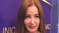 "เปิ้ล ไอริน" โพสต์แรงจวก "เด็กรุ่นใหม่" ไม่ยืนทำความเคารพรูปให้เกียรติ ลั่นระวังตายไปจะไร้ดินกลบหน้า