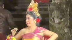 สาวต่างชาติเปลือยกายเดินขึ้นเวทีป่วนการแสดงพื้นเมืองบาหลี