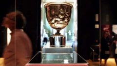 "ถ้วยแห่งชายชาตรี " (The Warren Cup) ตั้งตามชื่อเจ้าของคนแรก ประดับด้วยฉากสังวาสของความรักร่วมเพศชายหนุ่ม