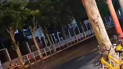 ผัวเป็นห่วงเมียกลับบ้านช้า เลยเดินไปรอแล้วเห็นเมีย กำลังซั่มชู้ริมถนน