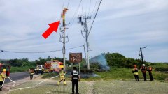 ลุงเล่นร่มร่อนเกี่ยวสายไฟฟ้าแรงสูงดูดดับคาเสา [เกาหลี]