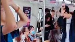 ป้าด่ากราดหลังเห็นคู่รักกอดกันบนรถไฟฟ้าใต้ดิน