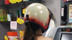 ชาวบ้านช็อก!! หลังพบสาวแก้ผ้าซื้อของ ในร้านสะดวกซื้อ