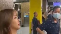 สาวฮอตเปลี่ยนเสื้อที่สถานีรถไฟโดยไม่แคร์ใคร