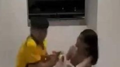 สาวรุกหนักผลัก พนักงานส่งอาหารติดกำแพง ก่อนจูบไม่ยั้ง