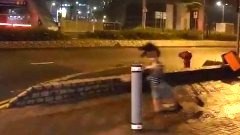 คลิปไวรัลมาแรง!! สาวล้มหน้าฟาด ไหลไปตามแรงลมพายุ