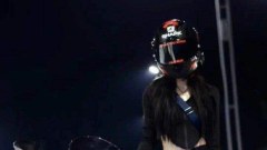 นางแบบสุดเซ็กซี่นอนตายกลางถนนหลังรถมอไซด์คว่ำ