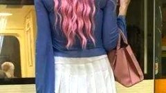 เห็นหลังแล้วอยากเห็นหน้า!!! สาวเซ็กซี่ผมชมพู เจ้าตัววีนอย่าแอบถ่าย มันไม่สวย