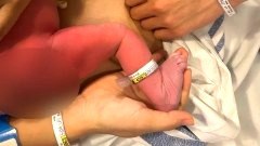 สาวโพสต์รูปแรกหลังคลอด กอดลูกแนบอก ไม่วายมีดราม่า หมอเผยเหตุผลที่ต้องถอดเสื้อ