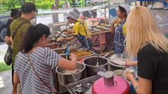 ฮือฮา! ร้านข้าวแกงบุฟเฟ่ต์ "ออเจ้า"..มีน้องสาวๆ ไว้คอยต้อนรับ "ท่านขุน"