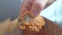 สาวอังกฤษช็อก!! หลังพบหัวไก่ชุบแป้งทอด ในเมนูปีกไก่ชุบแป้งทอด