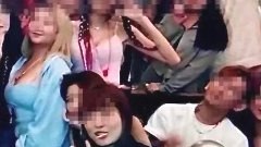 ตำรวจจีนหนุ่มเมาหนัก แก้ผ้าถ่ายรูปกับสาวๆ กลางไนท์คลับ