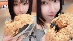 ชาวเน็ตแห่ดูสาวกินข้าวปั้นก้อนยักษ์