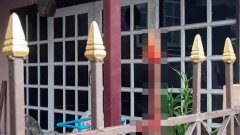 คนงานพลัดตกจากหลังคา โดนเหล็กแหลมรั้วบ้านเสียบสาหัส