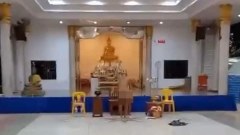 จังไร!! ฝรั่งเพี้ยนแก้ผ้า ตะโกนด่า ต่อหน้าพระประธานในโบสถ์ วัดที่ภูเก็ต 😤