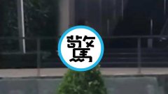 ชาวบ้านไทยแห่ยืนดู หลังเห็นคู่รักซั่มกันหน้าห้าง