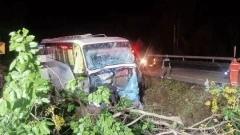 อุบัติเหตุรถบัสพุ่งชนต้นไม้ที่ลำปาง คนขับเสียชีวิต บาดเจ็บ 33 คน