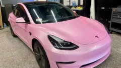 แกเป็นใคร๊!! สาวถึงกับหลอน หลังเจอชายแปลกหน้านั่งจูบลูบไล้รถ Tesla สีชมพูหวานของเธอนานกว่า 3 ชั่วโมง ขณะที่เธอจอดลงไปทำธุระ
