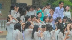 วัยรุ่นชาวเวียดนามสนุกสนาน วันเรียนจบมัธยมในชุดอ่าวได