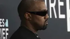 ถูกชาวโลกวิจารณ์ยับ หลัง kanye West ควงเมียไปโชว์ชุดเปลือยที่งาน Grammy 2025 จนถูกเชิญออกจากงาน แถมเสี่ยงโดนคดี