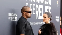 ภรรยา "คานเย่" สุดแซ่บ! ถอดเสื้อโชว์นู้ด..กลางพรมแดงงาน Grammy Awards